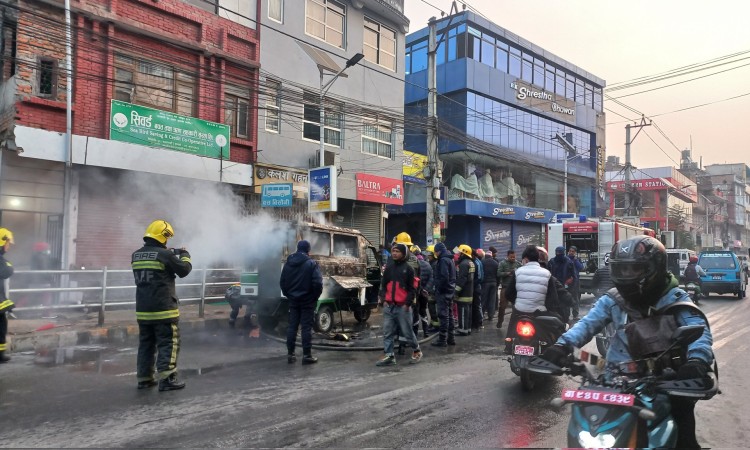 चलिरहेको सफा टेम्पोमा आगो लागेपछि…_img