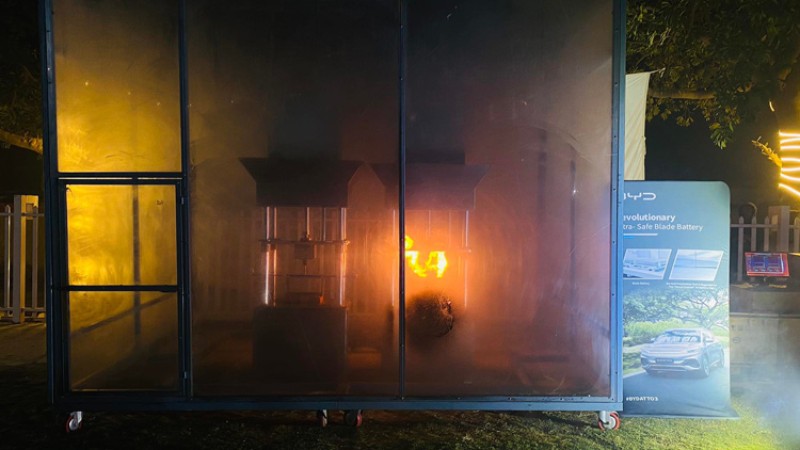 बीवाइडीको ब्याट्रीलाई पड्काएर हेर्दा…