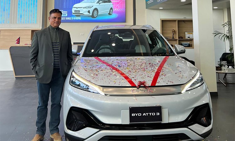 हरिबंश आचार्यले किने इलेक्ट्रीक एसयूभी एटो ३_img