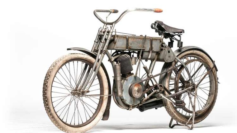 १२ करोड ५० लाखमा बिक्यो १३५ वर्ष पुरानाे मोटरसाइकल