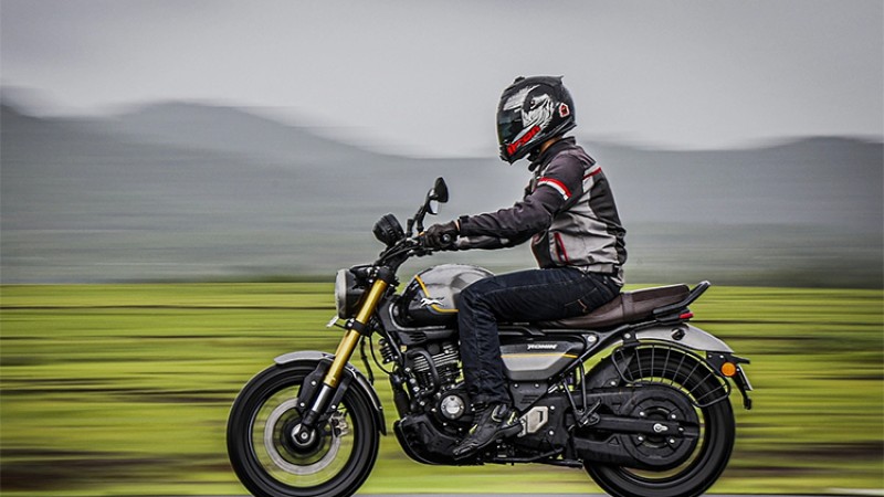 टीभीएस रोनीन किन्दा निःशुल्क राइडिङ ज्याकेट र हेलमेट पाइने