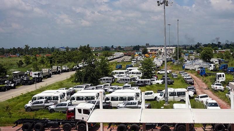 ६ सय कार वीरगंज नाकामा थन्किदा त्योभन्दा धेरै ट्रक रोकिए