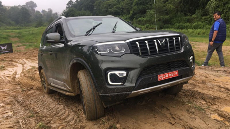 नयाँ स्कर्पियो डर्ट ट्रयाकमा चलाउँदा…