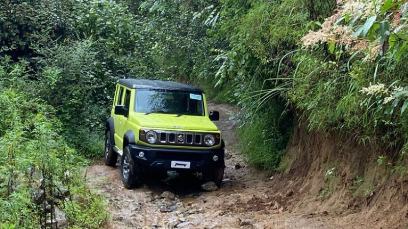 ७ तस्बिरमा जिम्नी एसयूभी