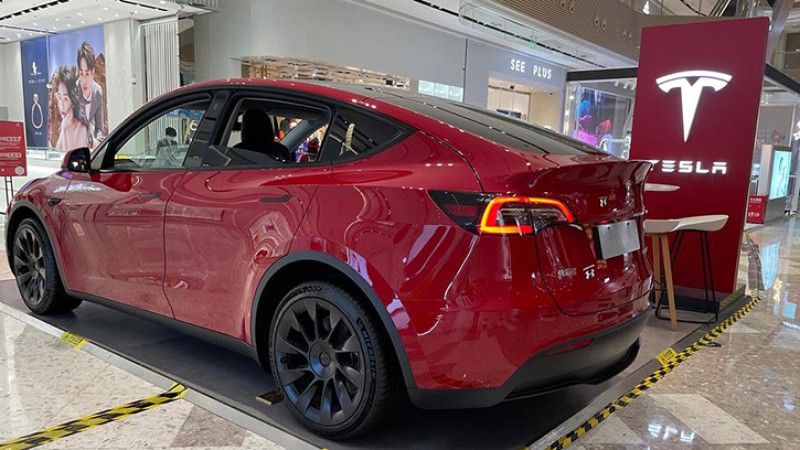 आक्रमक मुभमा टेस्ला, चीनमा घटायो मूल्य