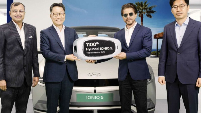 शाहरुख खानको ग्यारेजमा थपियो ‘आयोनीक-५’