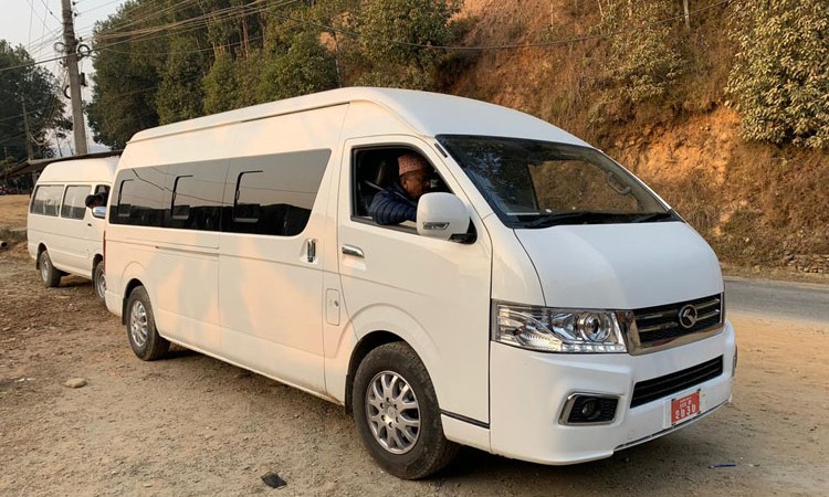 ४ लाख किमी वारेन्टी भएको १९ सिटे माइक्रोभ्यान नेपालमा, मूल्य कति ?_img