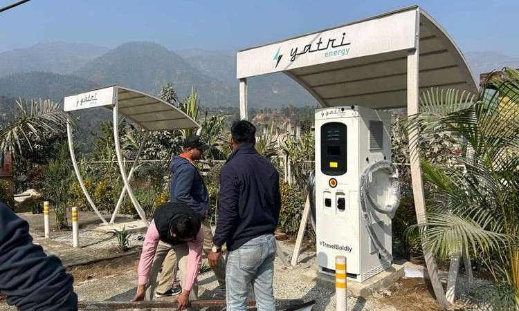 नेपाली प्रविधिमा ठूला चार्जर बनाउँदै यात्री, मोटरसाइकल पनि अपग्रेड गर्दै_img