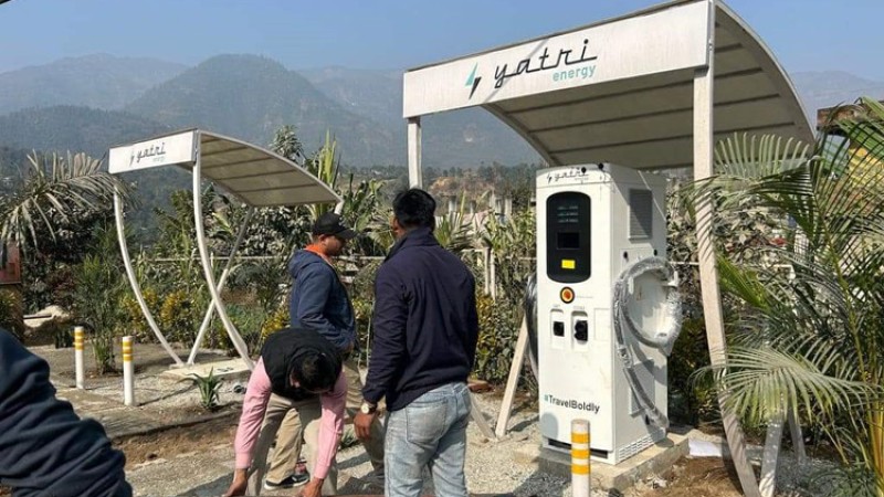 नेपाली प्रविधिमा ठूला चार्जर बनाउँदै यात्री, मोटरसाइकल पनि अपग्रेड गर्दै