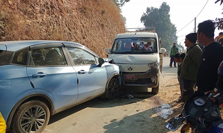 नुवाकोटमा दुई विद्युतीय गाडी जुध्यो_img