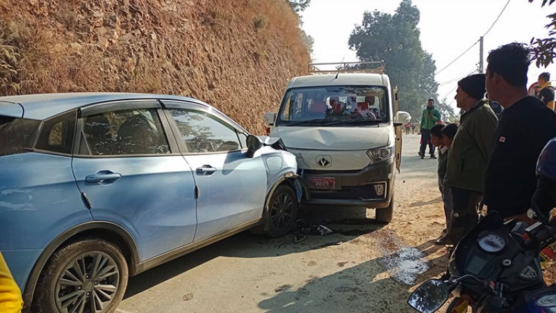 नुवाकोटमा दुई विद्युतीय गाडी जुध्यो