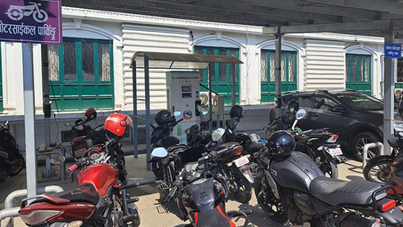 सिंहदरवार भित्र मोटरसाइकल पार्किङले घेरिएको फास्ट चार्जर