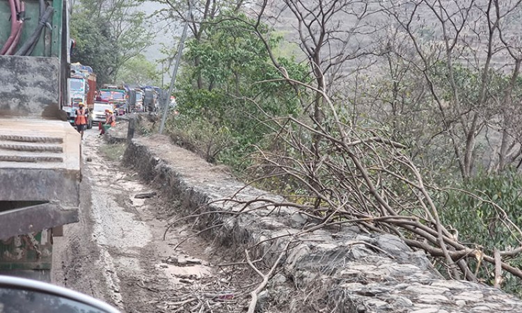 सडक खन्यो, एम्बुस थाप्यो !_img