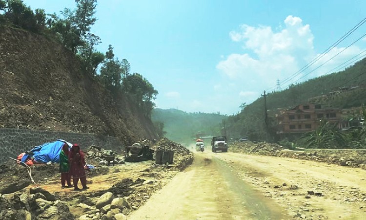 अस्तव्यस्त र ध्वस्त नागढुङ्गा-मुग्लिन सडक (भिडियोमा)_img