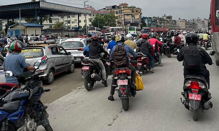 मूल्य घटेपछि अधिकांश पेट्रोल पम्प बन्द, उपभोक्तालाई सास्ती_img