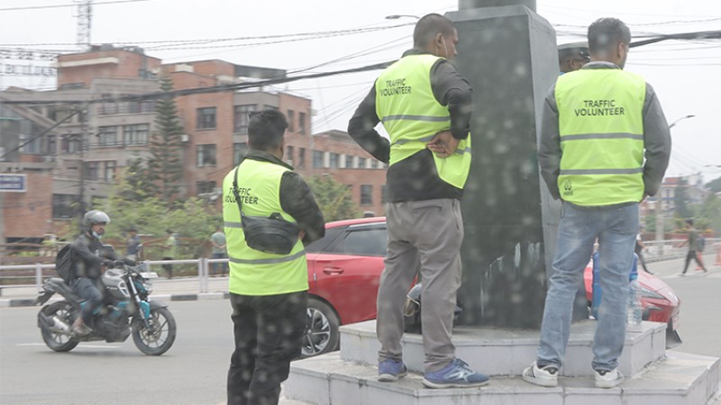 ट्राफिक नियम उल्लंघन गर्नेलाई सडकमा खटाउने निर्णय कार्यान्वयन नगर्न सर्वोच्चको आदेश