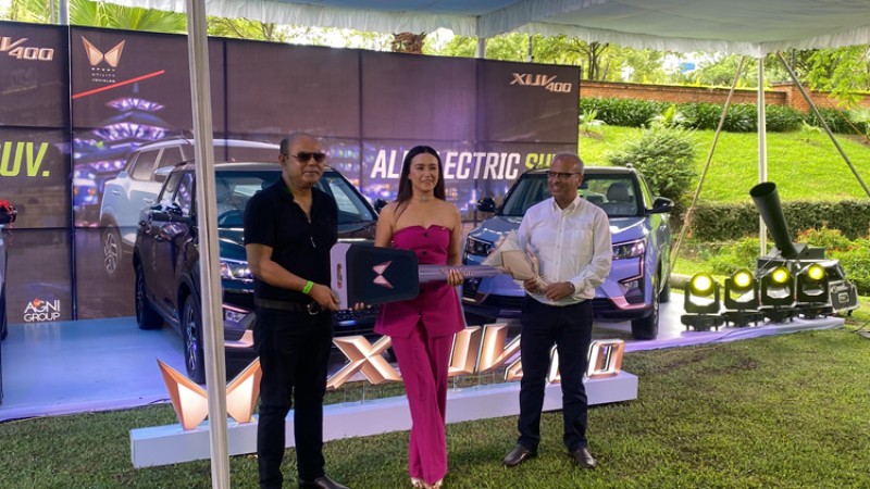 एक्सयूभी ४०० इलेक्ट्रीकको विक्री सुरु, पहिलो ग्राहक बनिन् स्वस्तिमा खड्का