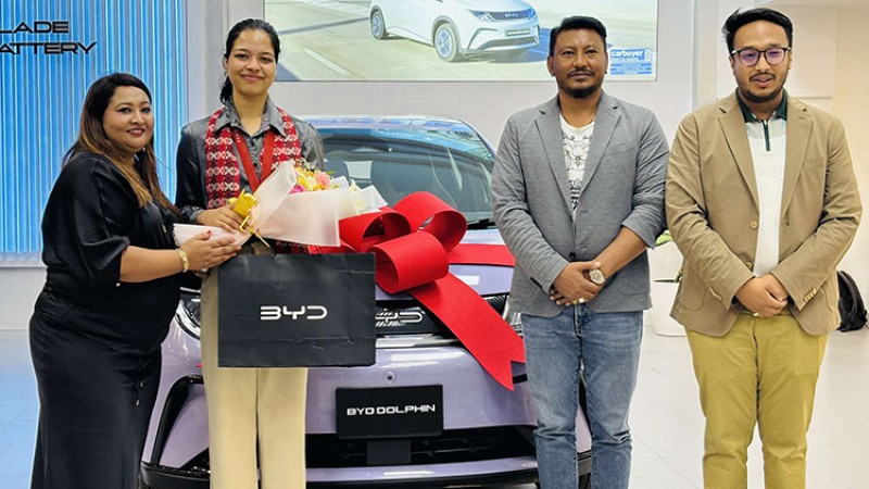 साइमेक्सले दियो पलेसालाई ‘बीवाइडी डल्फीन’ उपहार