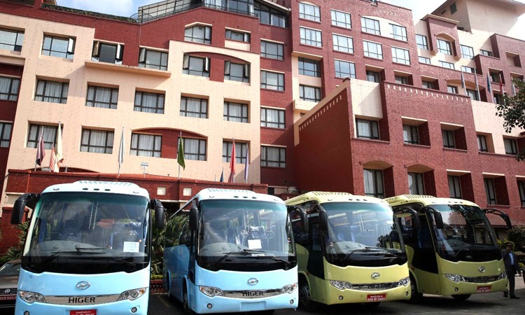 एकैपटक दर्जन व्यवसायीले किने हाइगर बस_img