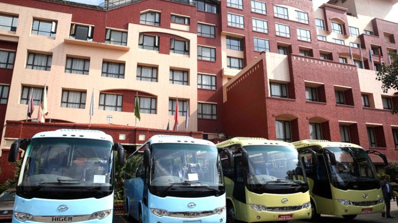 एकैपटक दर्जन व्यवसायीले किने हाइगर बस