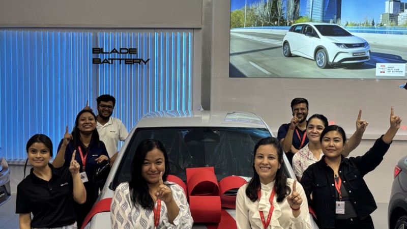 एकै दिन बीवाइडीको १३२ गाडी डेलिभरी