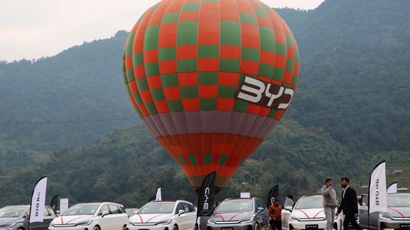 ‘हट बलुन’ उडाउँदै सार्वजनिक भयो ‘बीवाइडी एम-६’ (फोटो-फिचर)