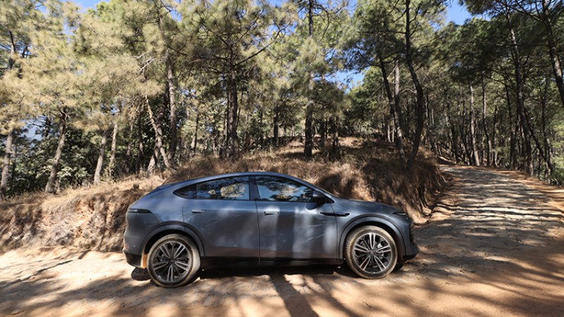 हात्तीवन रिसोर्ट जाने उकालोमा ‘एक्स्पेङ जी-६’ चलाउँदा