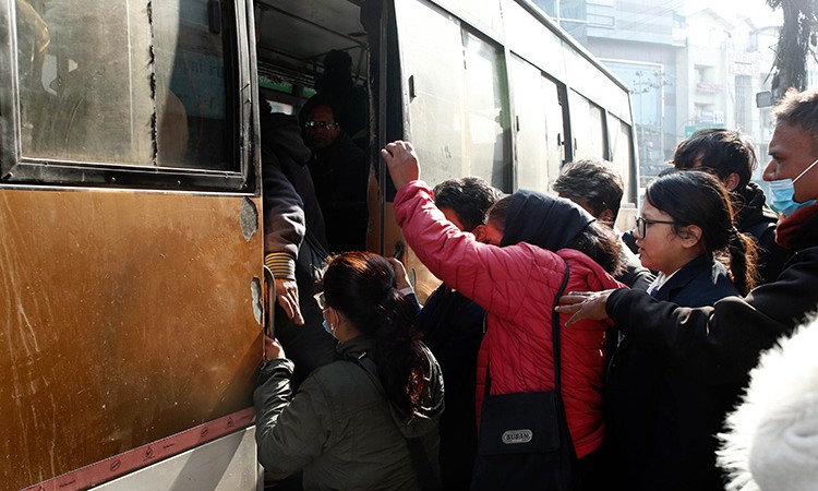 विद्यार्थीलाई गाडी भाडामा ४५% छुट अनिवार्य लागू गर्न निर्देशन_img