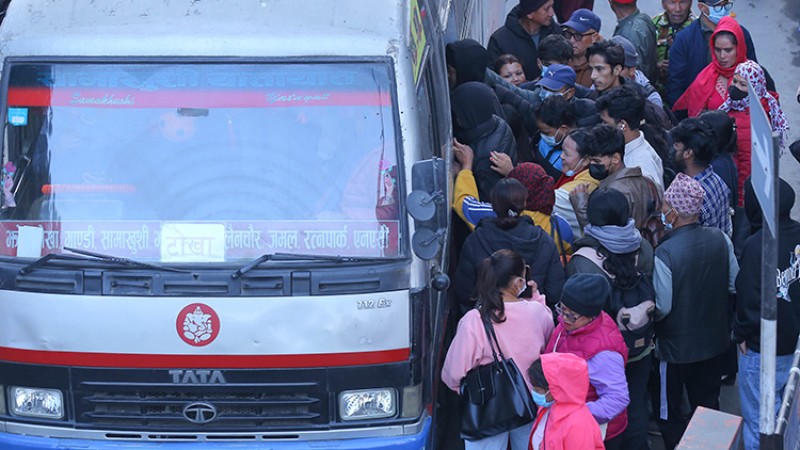 पैसा तिरेर पनि हैरानी खेप्नुपर्ने सार्वजनिक यातायात (फाेटोफिचर)