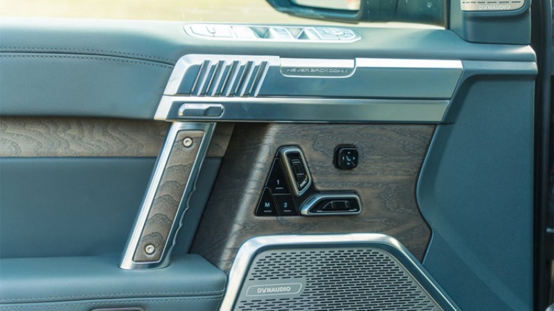 १०५ एमएम ग्राउन्ड क्लियरेन्स बढाउन मिल्ने एसयूभी, गन आकारको डोर ह्याण्डल