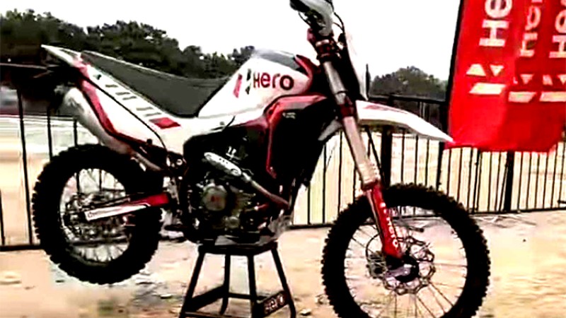 हिरो एक्सपल्स २१० यार्ली आउँदै