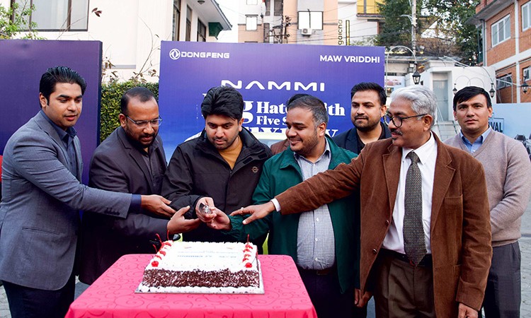 छोटो समयमै आयो ५०० युनिट नामी कार_img