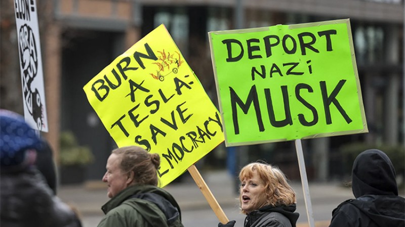 राजनीतिको तारो बन्दै ‘टेस्ला’, लाग्यो ‘बर्न अ टेस्ला, सेभ डेमोक्रेसी’ नारा