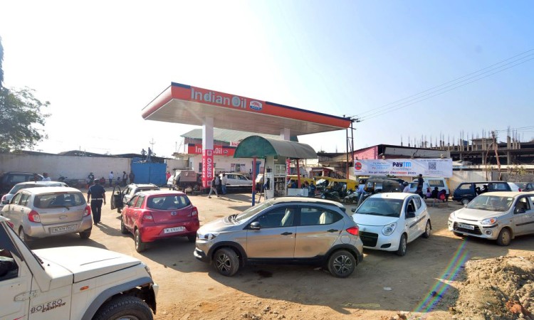 भारतका पेट्रोल पम्पमा लाग्न थाल्यो भीड, ‘इन्धन पर्याप्त छ, आँतिनु पर्दैन’_img