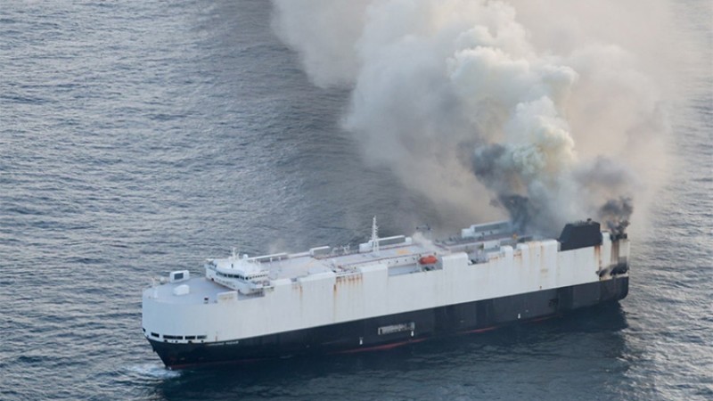 ३ हजार कार बोकेको जहाजमा आगलागी