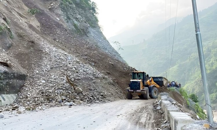 बाढीपहिरोले तीन राष्ट्रिय राजमार्ग अवरुद्ध_img