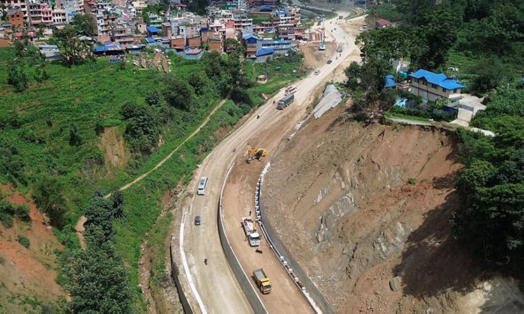 सूर्यविनायक-धुलिखेल सडकको खाल्डाखुल्डी पुर्न मन्त्रीको निर्देशन_img