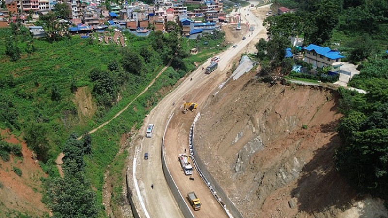 सूर्यविनायक-धुलिखेल सडकको खाल्डाखुल्डी पुर्न मन्त्रीको निर्देशन