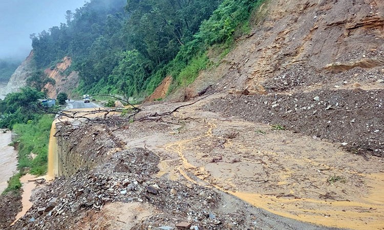 हाइवे अपडेट : देशका ५ मुख्य राजमार्ग पूर्ण रूपमा बन्द, ६ एकतर्फी खुले_img