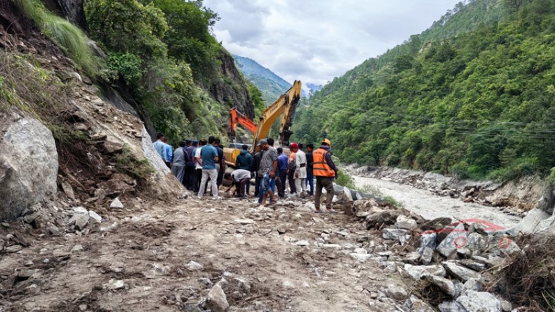 रसुवागढी पुग्ने सडक मर्मत सुरू, कहिलेबाट खुल्छ ?