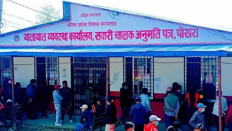 ट्रायल पास गराइदिन्छु भन्दै पैसा माग्ने यातायातका कर्मचारी पक्राउ