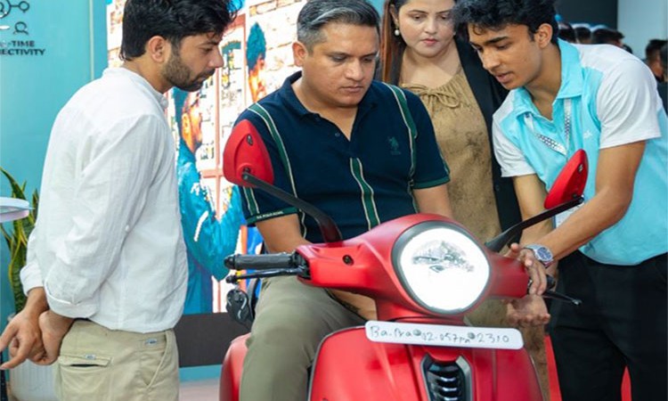 बजाज चेतक स्कुटरको डेलिभरी सुरू, यस्तो छ स्कुटर_img