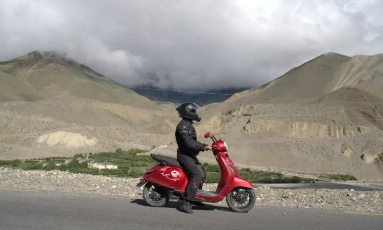 चिनियाँ सीमानाका कोरला पुग्ने पहिलो इलेक्ट्रीक स्कुटर बन्यो बजाज चेतक_img