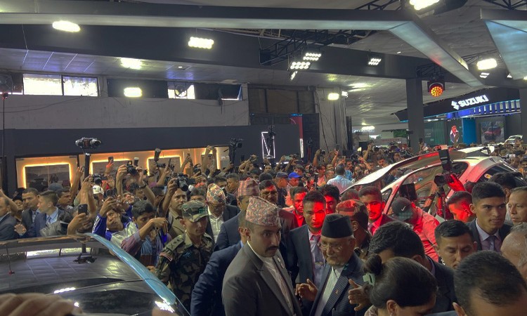 नाडा अटो शोमा ‘उड्ने कार’ हेर्नेको थामी नसक्नु भीड (भिडियोसहित)_img