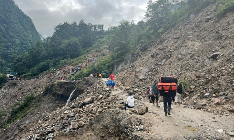 सडककै कारण बिक्रेता सकशमा, दशैंमा गाडी किन्नेलाई डेलिभरी दिनै मुस्किल_img