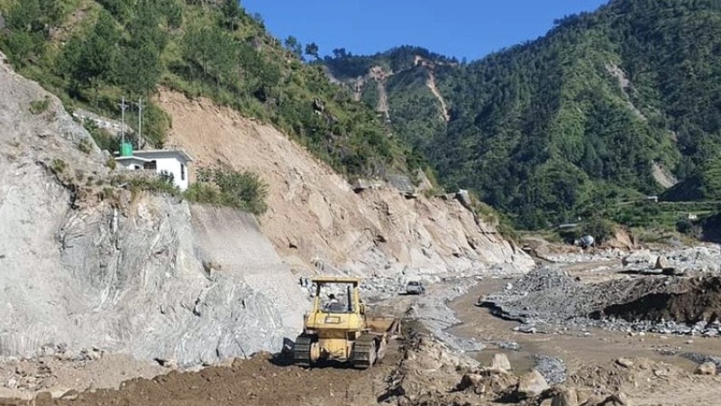 चाडवाडमा सहज बनाउन बीपी राजमार्ग पुनः मर्मत गरिँदै