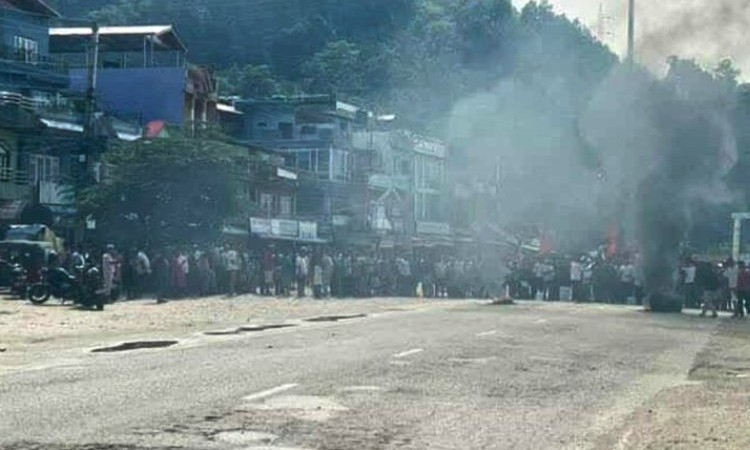 प्रदर्शनकारीले पूर्व-पश्चिम राजमार्ग पनि गराए बन्द_img
