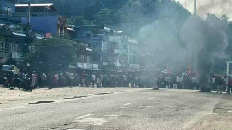 प्रदर्शनकारीले पूर्व-पश्चिम राजमार्ग पनि गराए बन्द