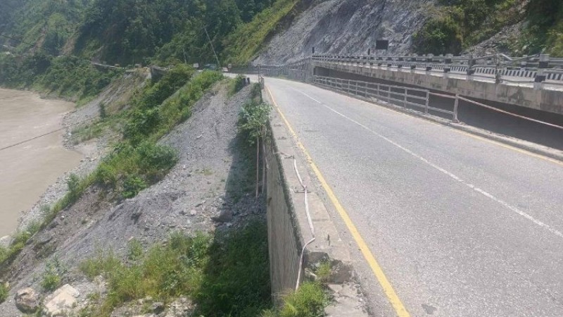 मुग्लिन-नारायणगढ सडकको पुलको रेलिङ चोरी