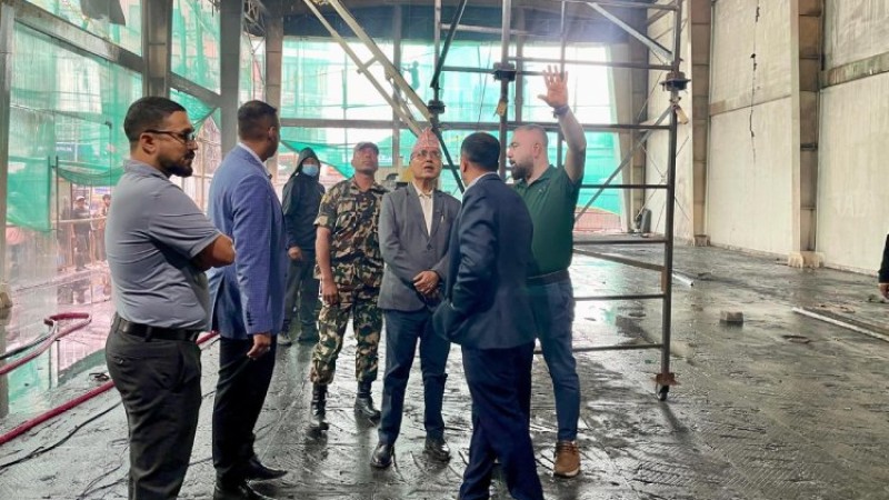 अर्थमन्त्रीले गरे क्षतिग्रस्त गाडी शोरुमहरूको अवलोकन